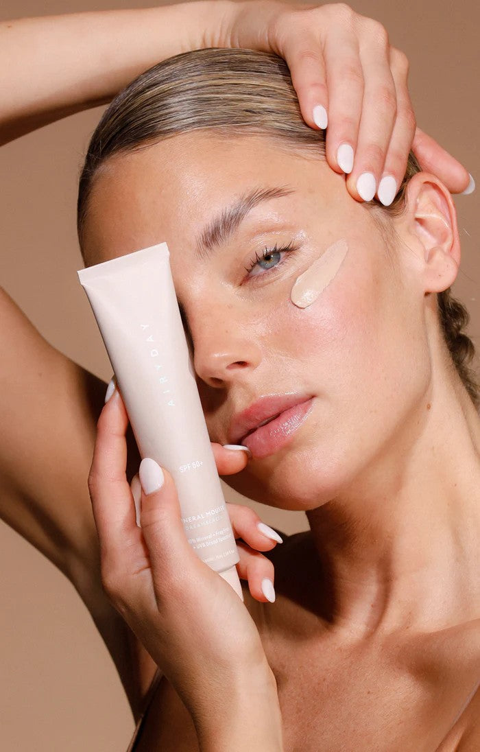Mineral Mousse SPF50+ Dreamscreen 75ml woman with product