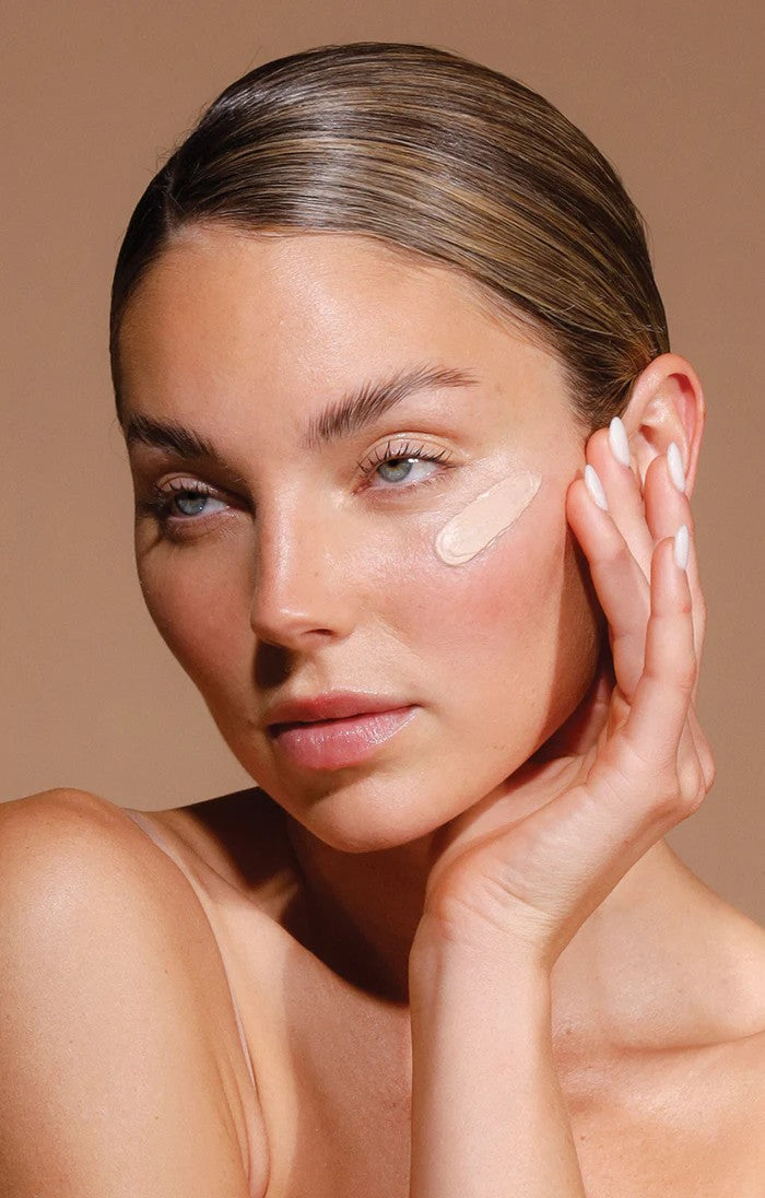 Pretty in zinc SPF50+ Dreamscreen 75ml woman with product